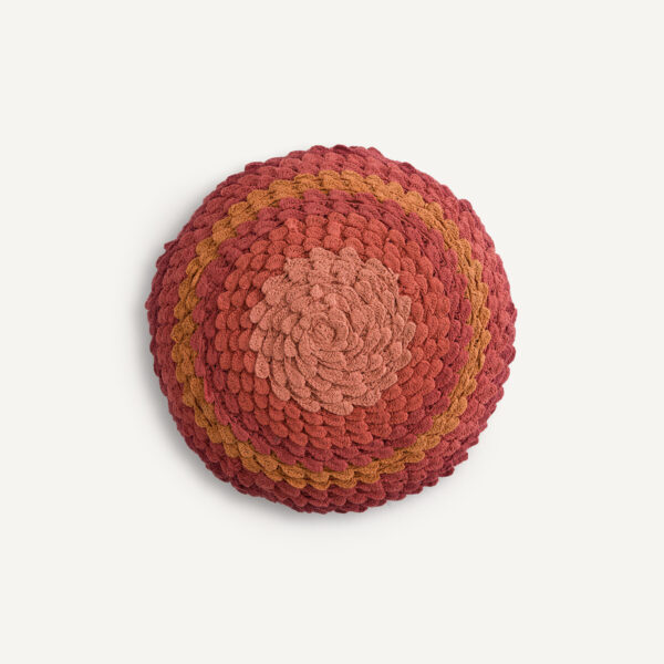 Coussin rond Laurian en crochet de coton dégradé, posé sur un canapé
