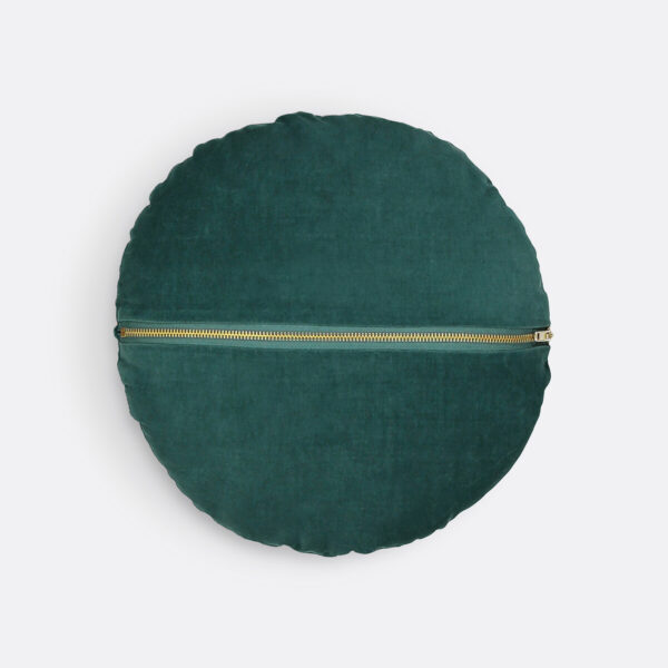 Coussin rond Velvet La Redoute Intérieurs posé sur un canapé compact