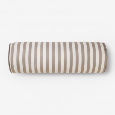 Coussin rouleau Somalia Sklum blanc et brun moka sur canapé