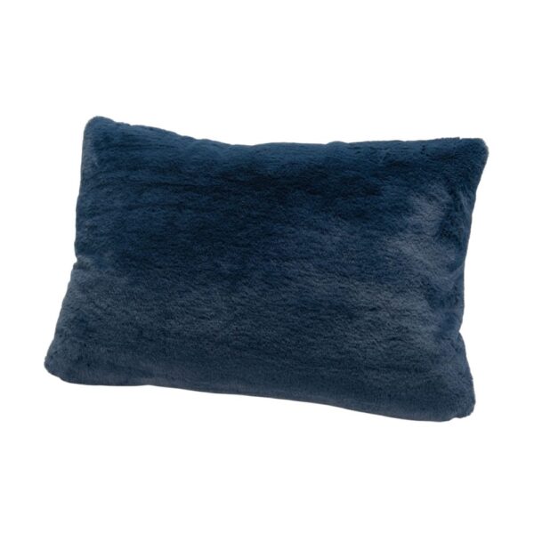Coussin Amadeus polyester bleu au format rectangulaire sur un canapé clair.