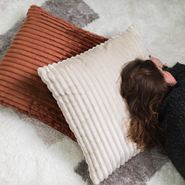 Coussin BOBOCHIC OSLO beige carré en velours côtelé pour canapé