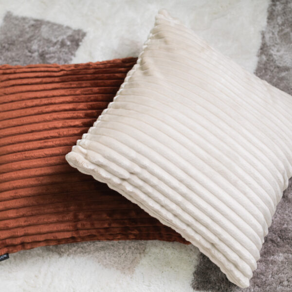 Coussin BOBOCHIC OSLO beige carré en velours côtelé pour canapé ou lit