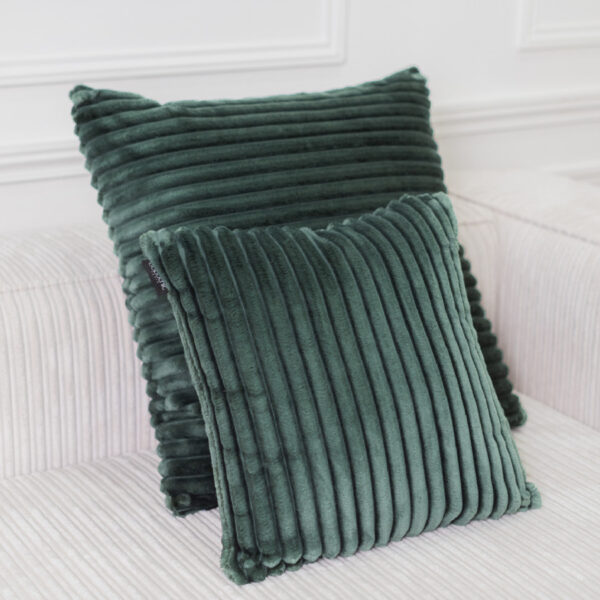 Coussin BOBOCHIC OSLO vert carré en velours côtelé à grosses côtes