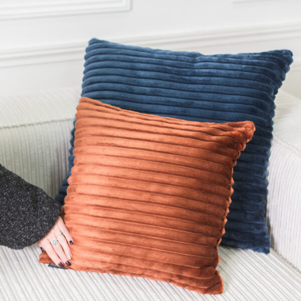 Coussin BOBOCHIC OSLO carré bleu en gros velours côtelé, format 60 x 60 cm