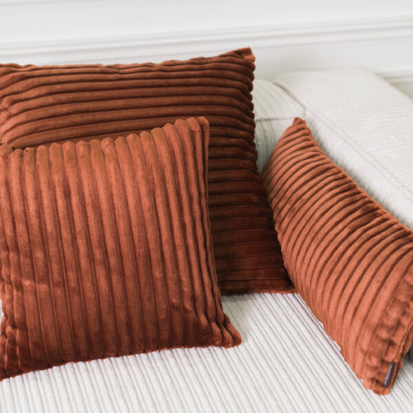 Coussin BOBOCHIC OSLO orange en velours côtelé pour canapé ou lit