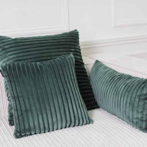 Coussin BOBOCHIC OSLO vert en velours côtelé au format allongé