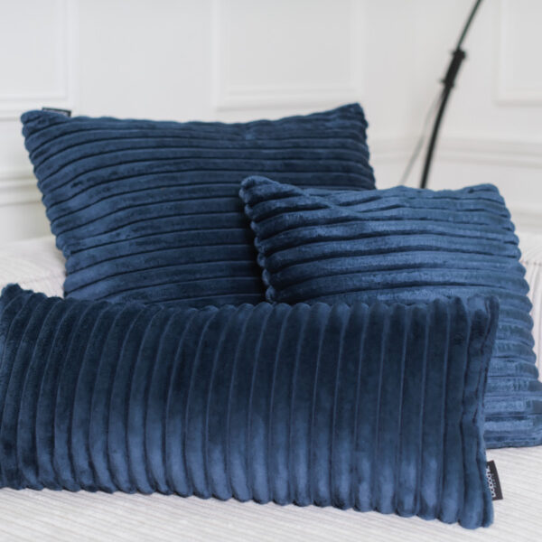 Coussin BOBOCHIC OSLO bleu en velours côtelé, format annoncé 70 x 30 cm