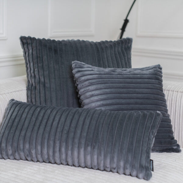 Coussin BOBOCHIC OSLO gris foncé en velours côtelé, format 70 x 30 cm