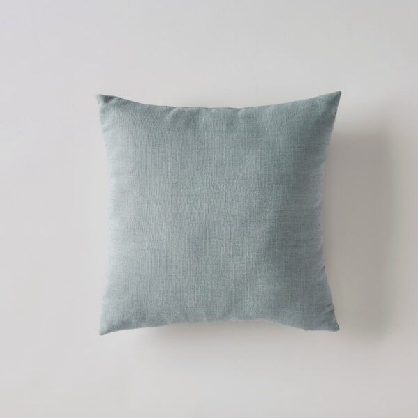 Coussin BASIC Maisons du Monde carré bleu orage, format décoratif pour canapé.