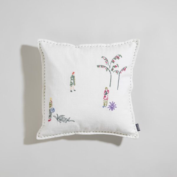 Coussin Maisons du Monde Sylvia écru brodé de motifs multicolores et surpiqûre verte