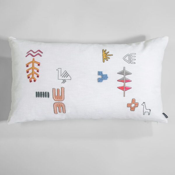 Coussin Maisons du Monde Ypyta écru avec motifs brodés multicolores sur fond clair