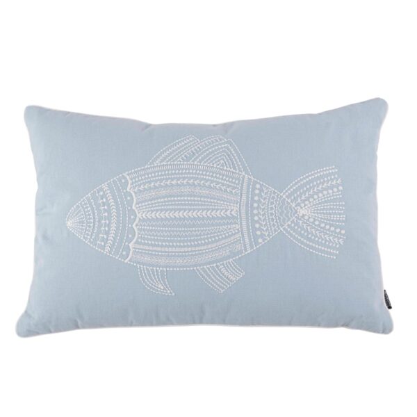 Coussin Maisons du Monde CARPA bleu avec poisson brodé blanc et passepoil