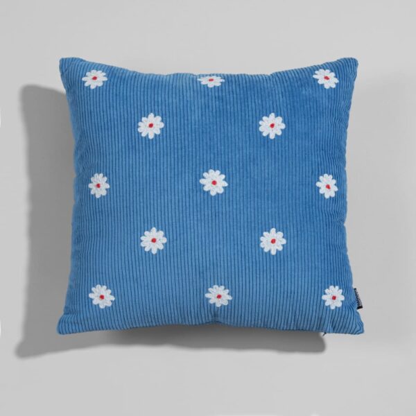 Coussin Tisbury Maisons du Monde bleu côtelé, brodé de fleurs écrues et roses
