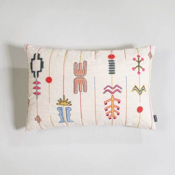 Coussin Leones Maisons du Monde beige brodé à motifs multicolores