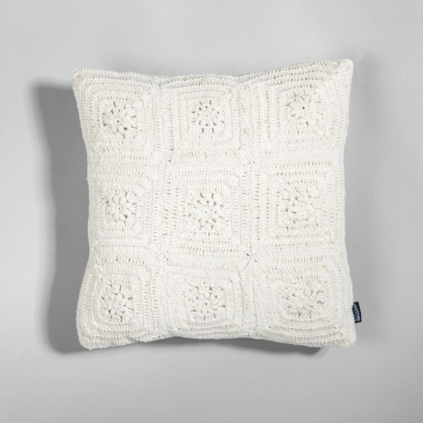 Coussin Suzan Maisons du Monde carré écru avec motif géométrique en crochet