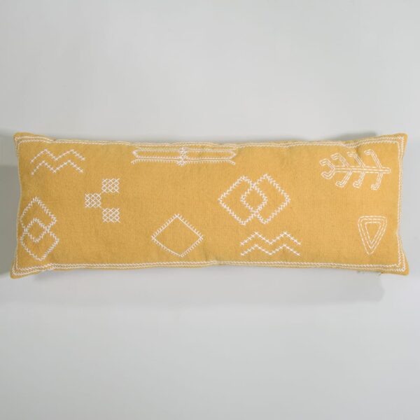 Coussin Maisons du Monde Mara moutarde avec broderies blanches sur fond uni