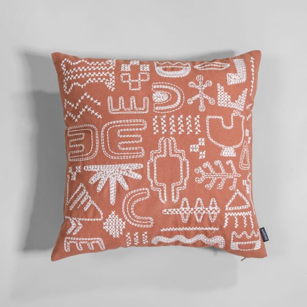 Coussin Maisons du Monde Yeso terracotta carré avec broderies blanches