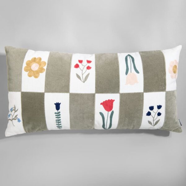 Coussin Lily Maisons du Monde rectangulaire, coton vert et écru, fleurs brodées multicolores