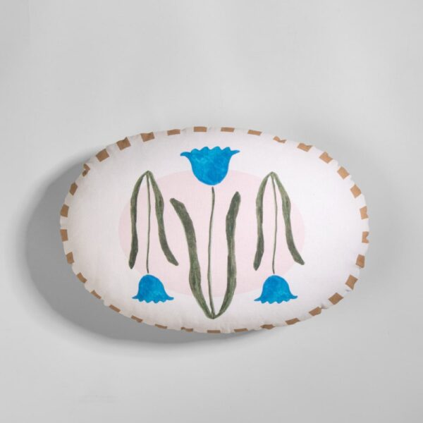 Coussin Thale Maisons du Monde ovale écru à motifs floraux bleus et verts