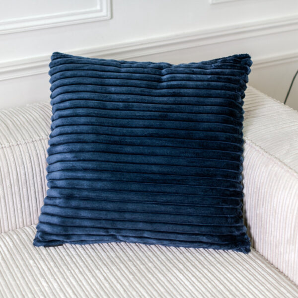Coussin BOBOCHIC OSLO bleu carré en gros velours côtelé, vendu par deux