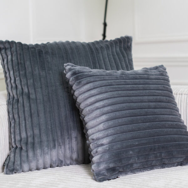 Coussins BOBOCHIC OSLO carrés gris foncé en velours côtelé