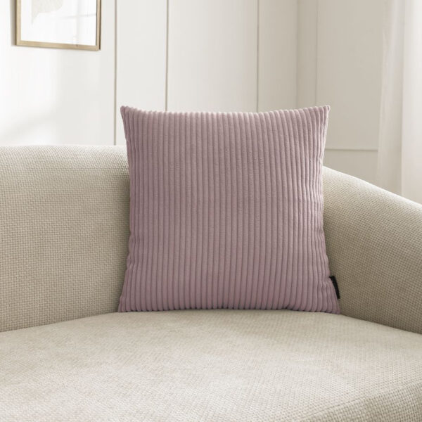 Coussins BOBOCHIC STOCKHOLM violets carrés en velours, présentés par lot de deux