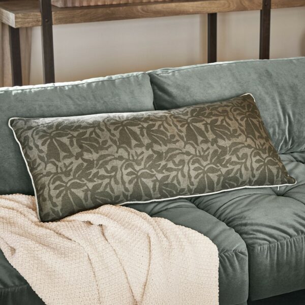Coussin LOBERON Rosamound lombaire à motif botanique taupe et passepoil clair