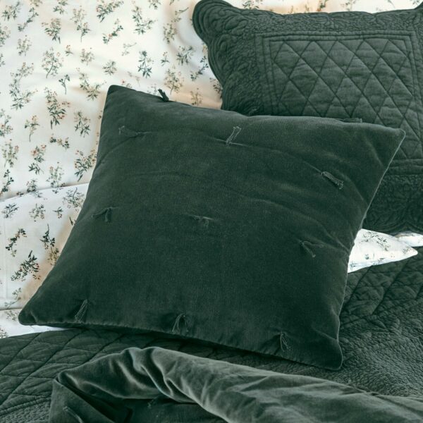 Coussin LOBERON Orélisse en velours de coton avec franges nouées