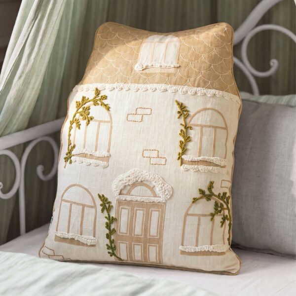 Coussin LOBERON Fablena en forme de maison avec broderies sur lin