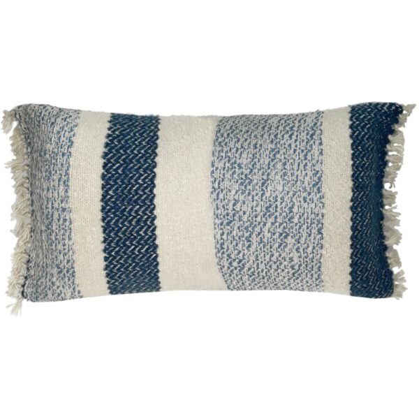 Coussin berbère Malagoon bleu au format allongé, dimensions annoncées 35 x 12 x 60 cm