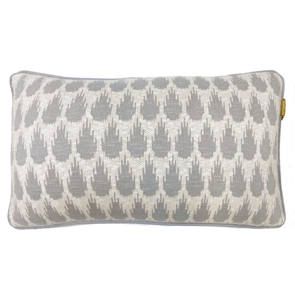 Coussin botanique tricoté Malagoon gris clair au format allongé