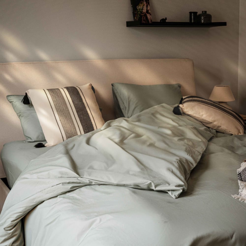 Coussin coton Morphea décoratif présenté comme un accessoire pour canapé ou lit — vue 2