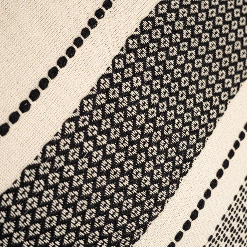 Coussin coton Morphea décoratif présenté comme un accessoire pour canapé ou lit — vue 3