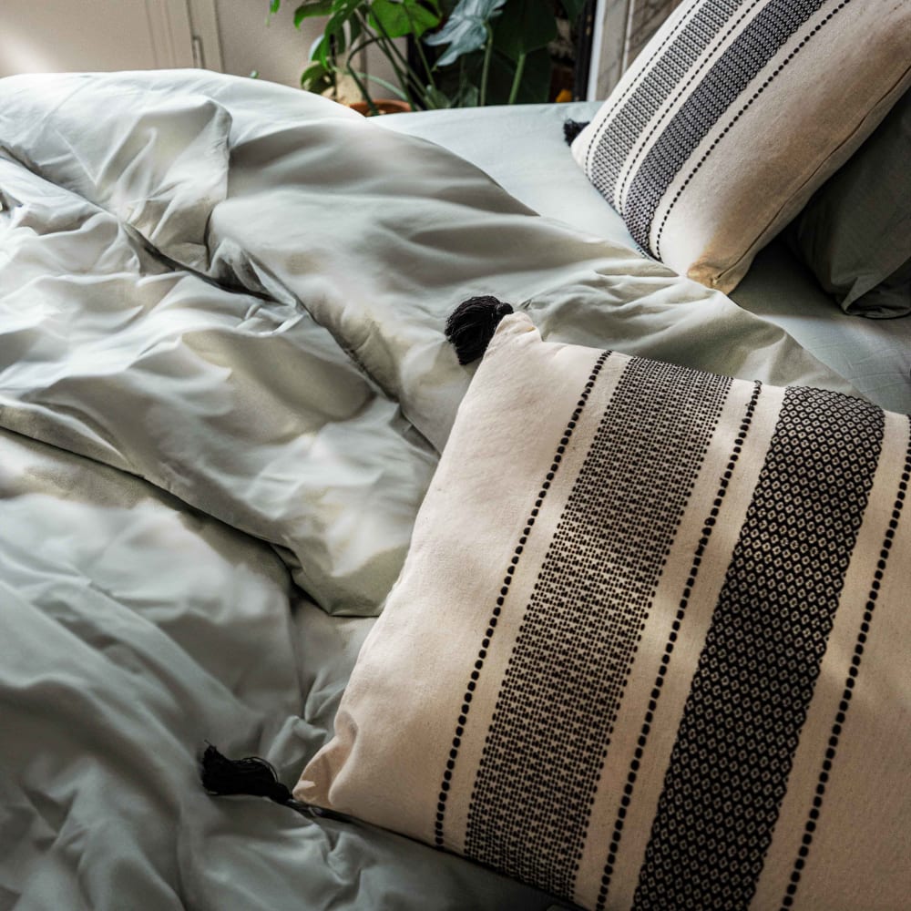 Coussin coton Morphea décoratif présenté comme un accessoire pour canapé ou lit — vue 4