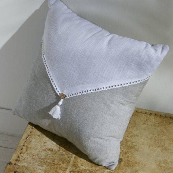 Coussin Today Charme carré gris en coton, avec dentelle et pompon