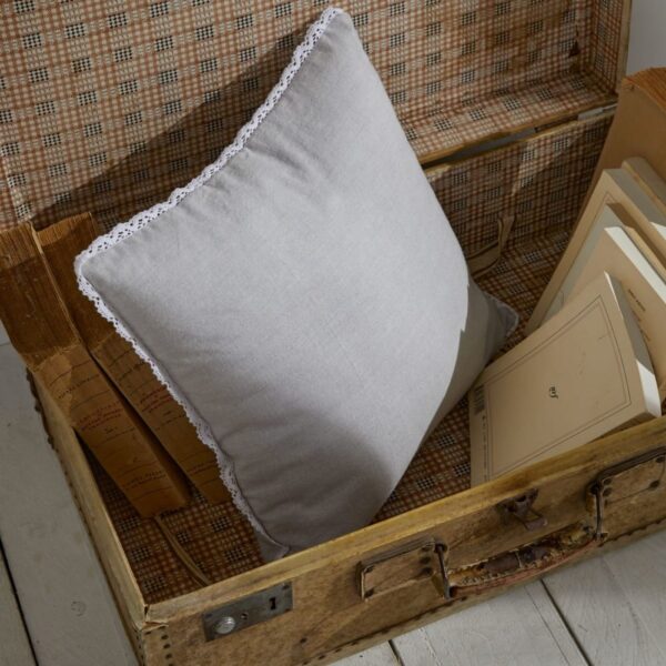 Coussin Today Charme carré gris avec finition dentelle et housse déhoussable