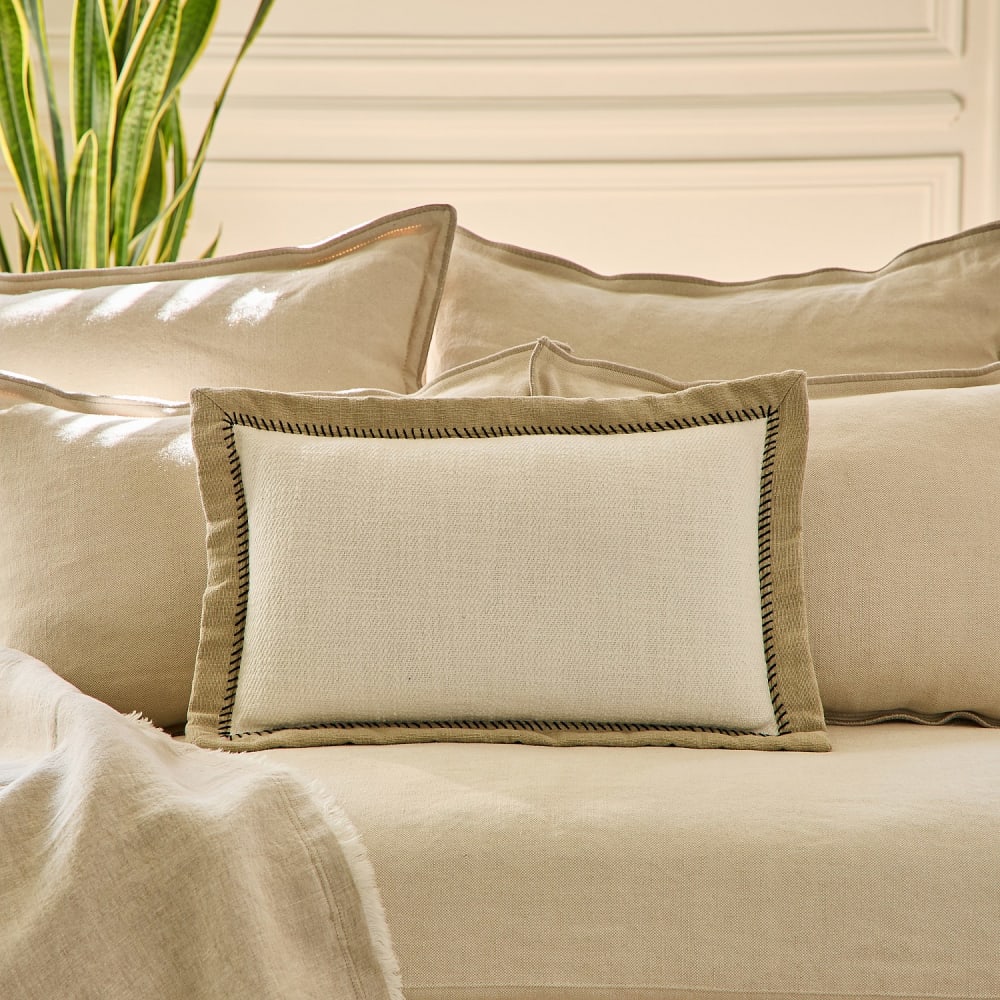 Coussin Berthe Habitat écru et sable en coton texturé, format rectangulaire — vue 2