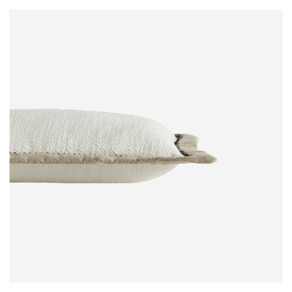 Coussin Berthe Habitat écru et sable en coton texturé, format rectangulaire — vue 3