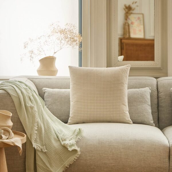 Coussin Colette Habitat beige en coton à motif vichy, format carré