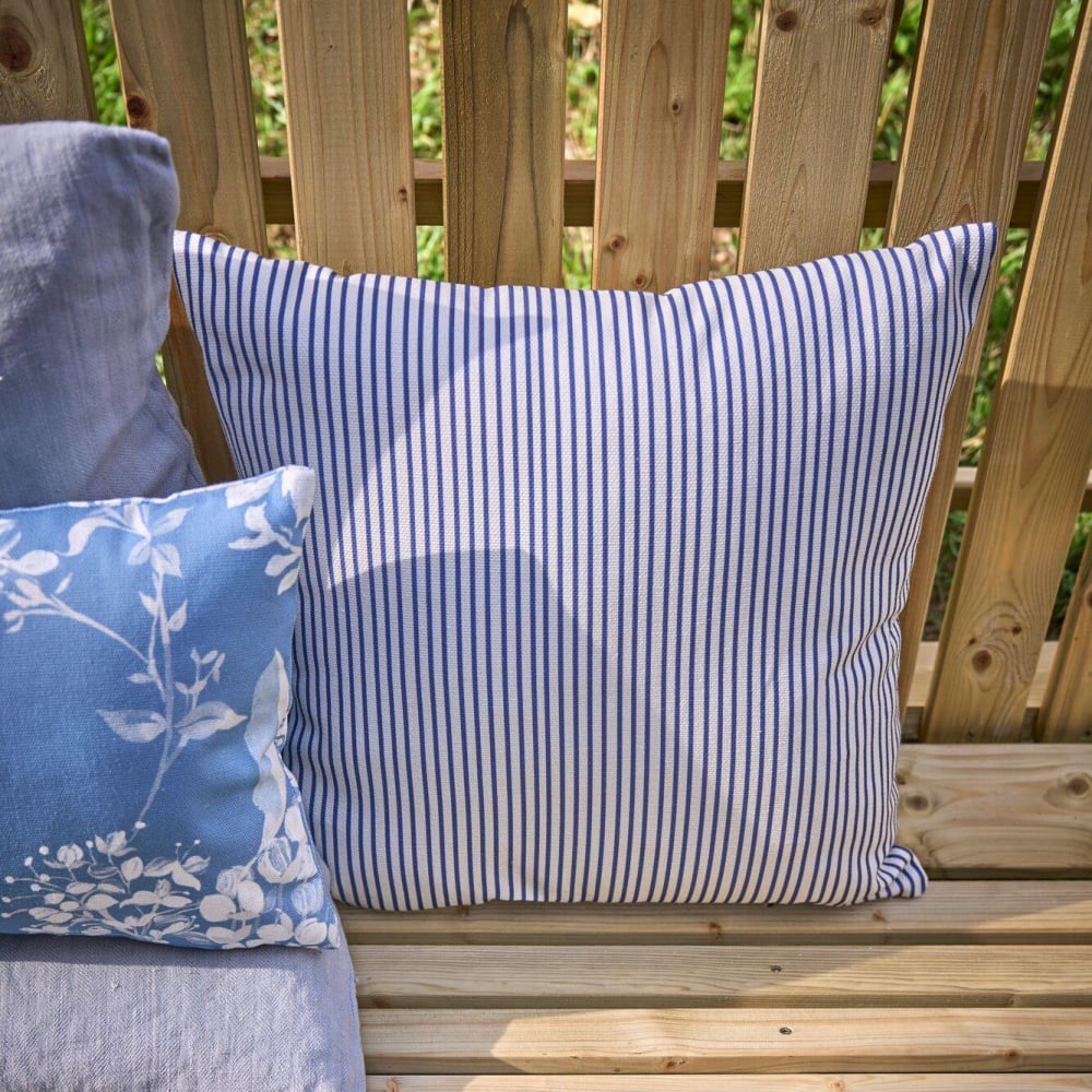 Coussin CAMIF Aulne en coton à fines rayures bleu nautique, format carré