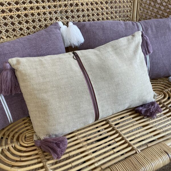 Coussin Now's Home AGRA beige en coton avec pompons roses décoratifs
