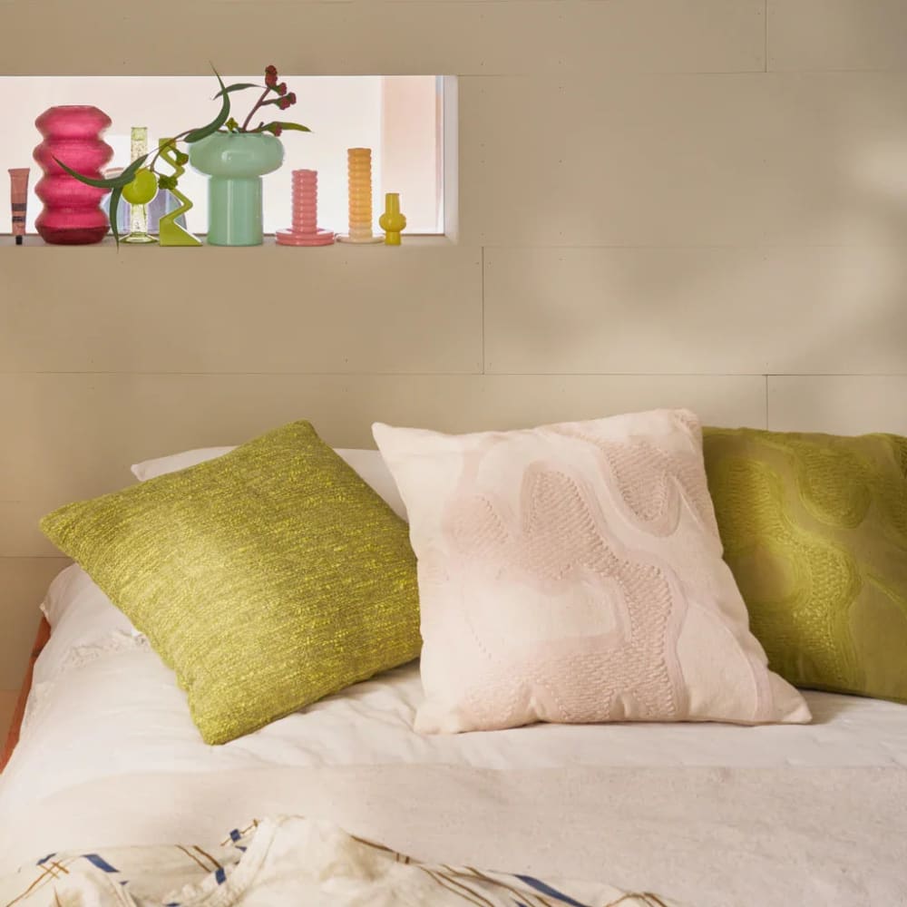 Coussin coton Urban Nature Culture blanc cassé avec broderie florale abstraite — vue 2
