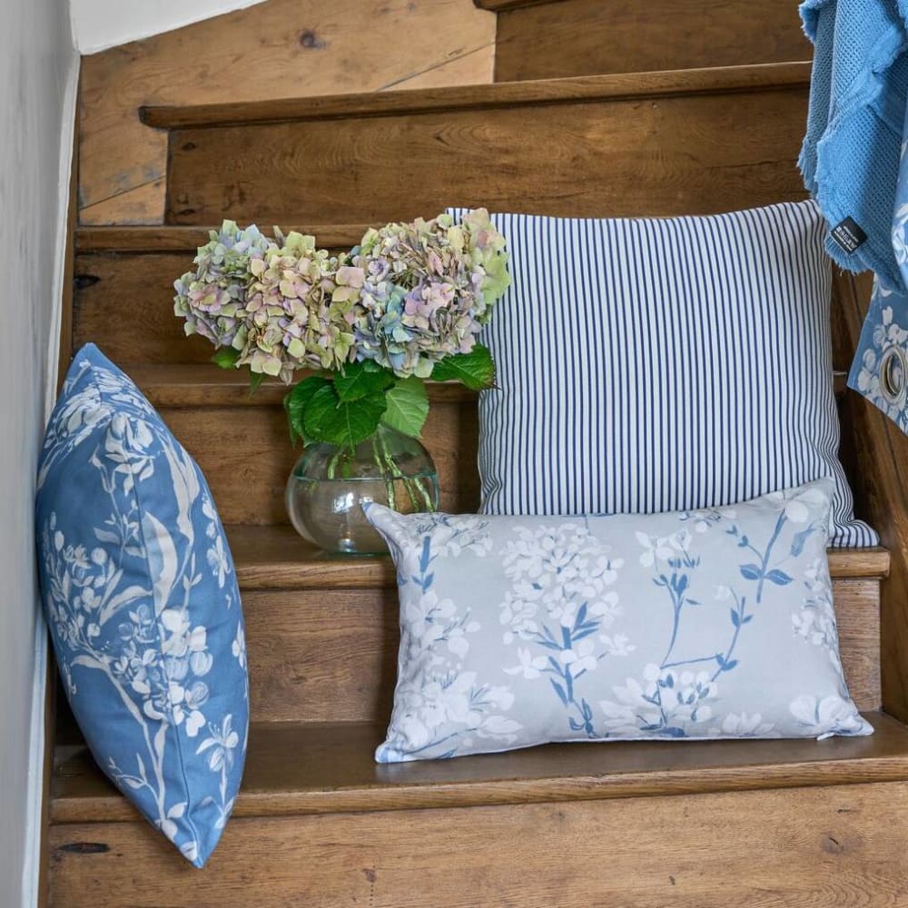 Coussin CAMIF Passerage carré bleu à motif floral sur les deux faces — vue 2
