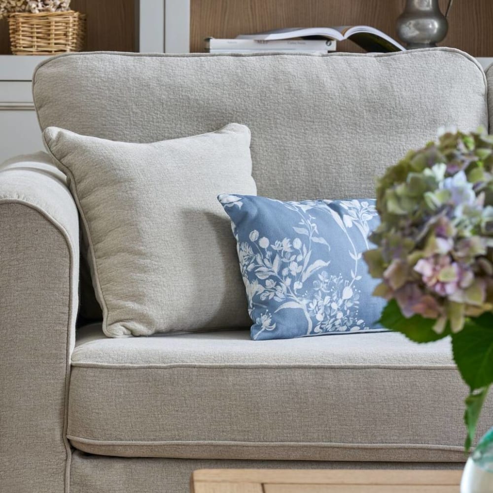 Coussin CAMIF Passerage carré bleu à motif floral sur les deux faces — vue 5