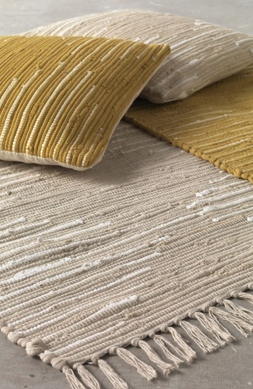 Coussin en coton GEESE HOME doré, tissé à la main, au format carré — vue 4