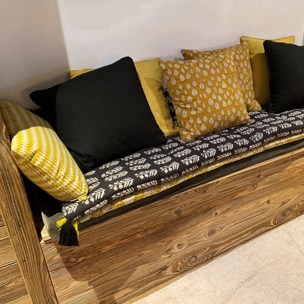 Coussin Now's Home NILAM carré jaune moutarde à motifs imprimés en coton — vue 4