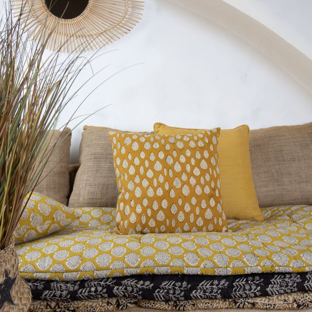 Coussin Now's Home NILAM carré jaune moutarde à motifs imprimés en coton — vue 5