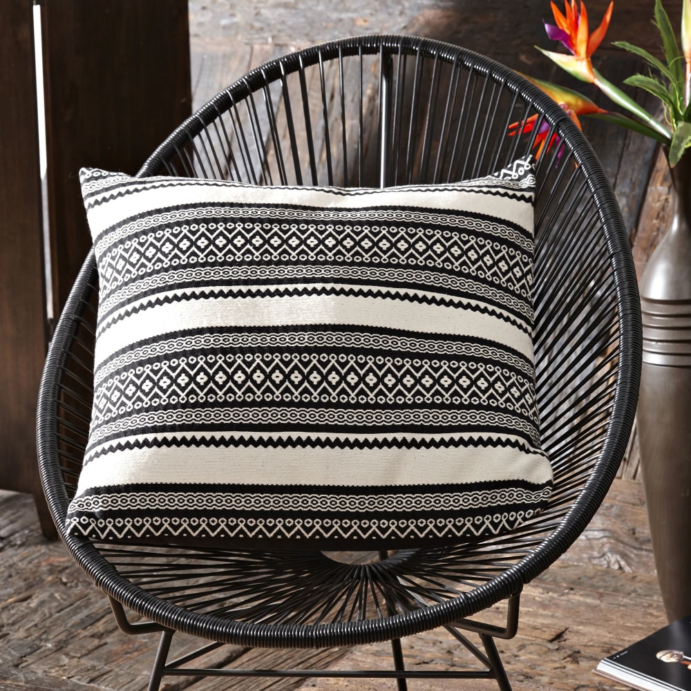 Vue du coussin en coton Becquet noir aux motifs jacquard en bandes — vue 3