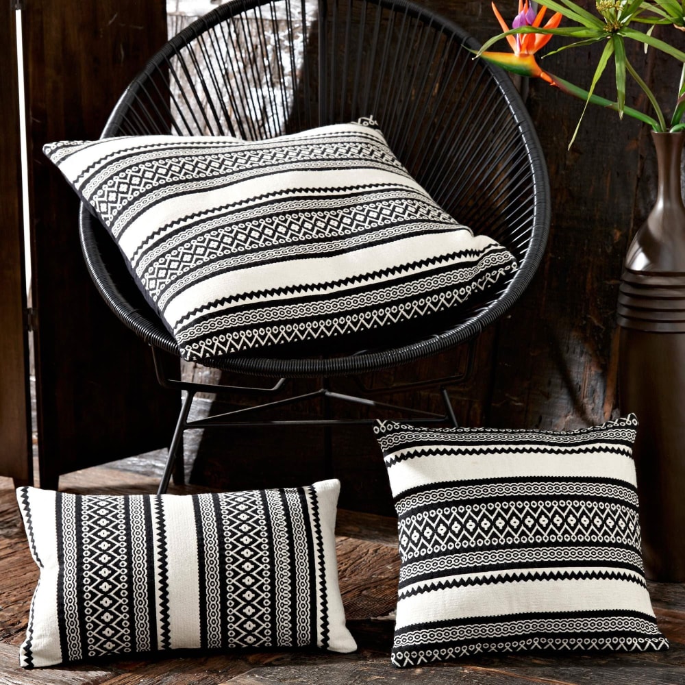 Vue du coussin en coton Becquet noir aux motifs jacquard en bandes — vue 4