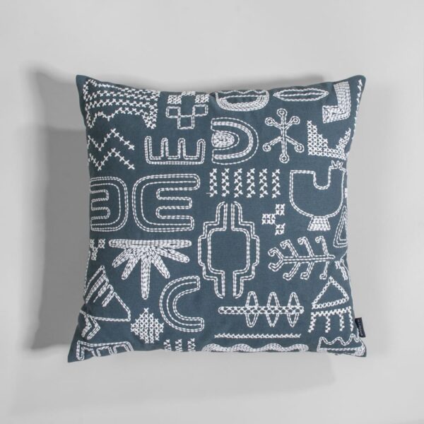 Coussin Yeso Maisons du Monde carré vert brodé de motifs blancs en coton